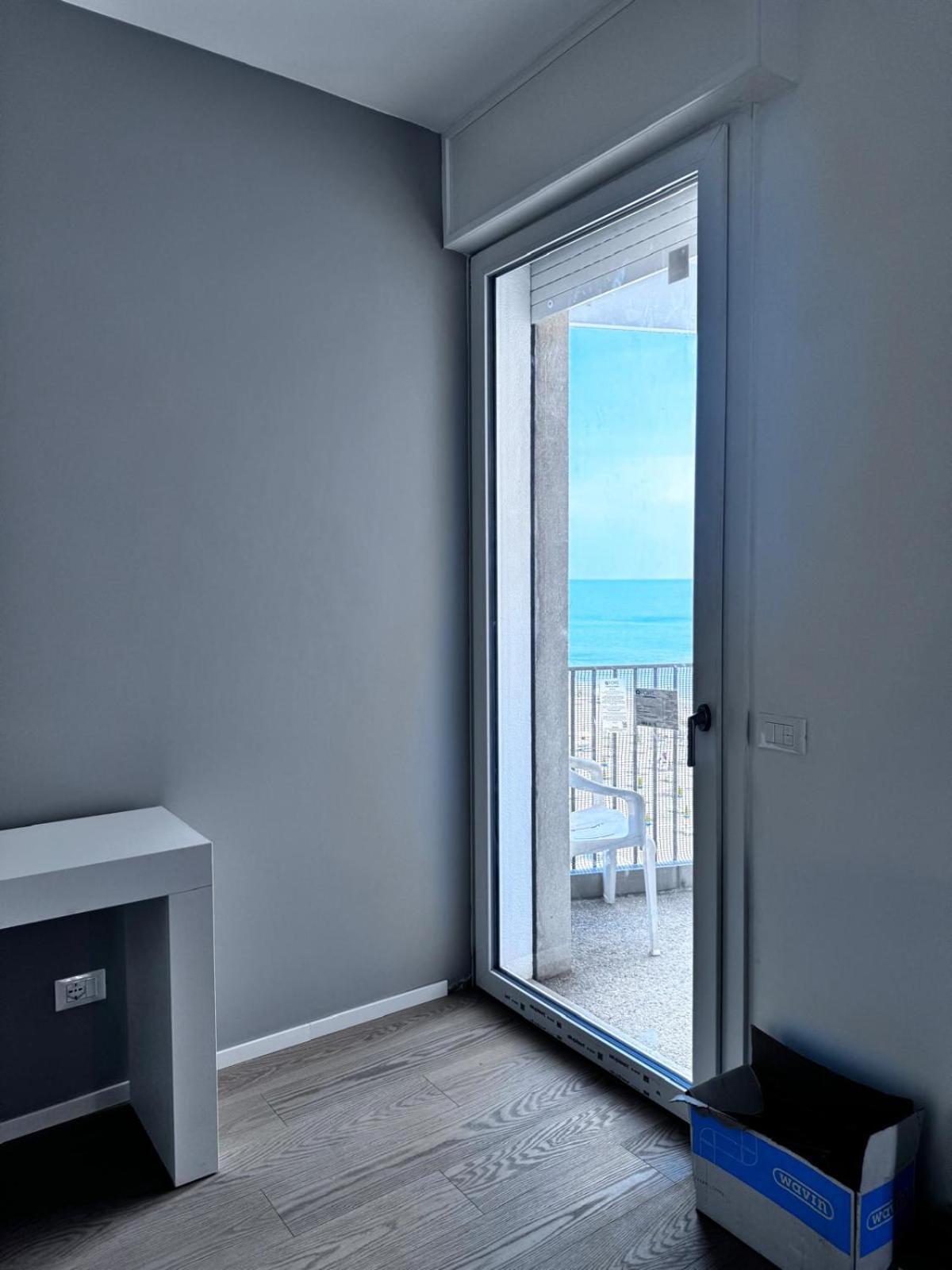 La Torre Moderno Monolocale Fronte Mare *